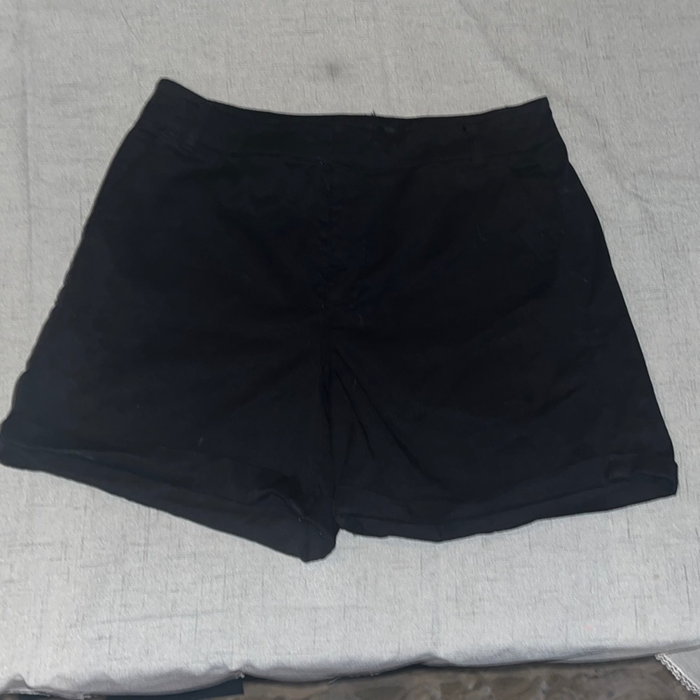 SAKS Fifth Avenue SIZE 6 black cuffed shorts
